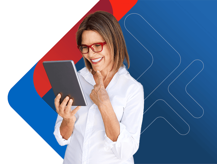 Profesional mujer sonriendo y mirando una tableta