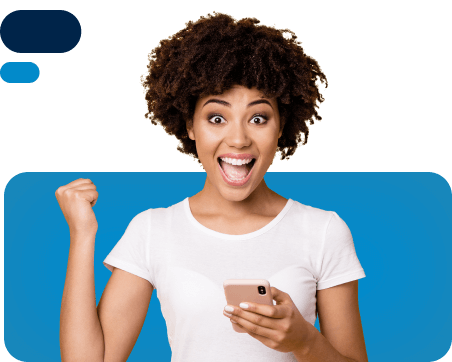 Chica celebrando con un celular en la mano.