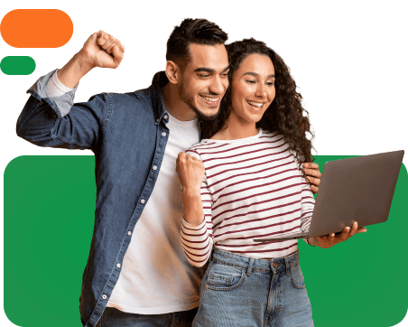 Pareja feliz viendo un computador